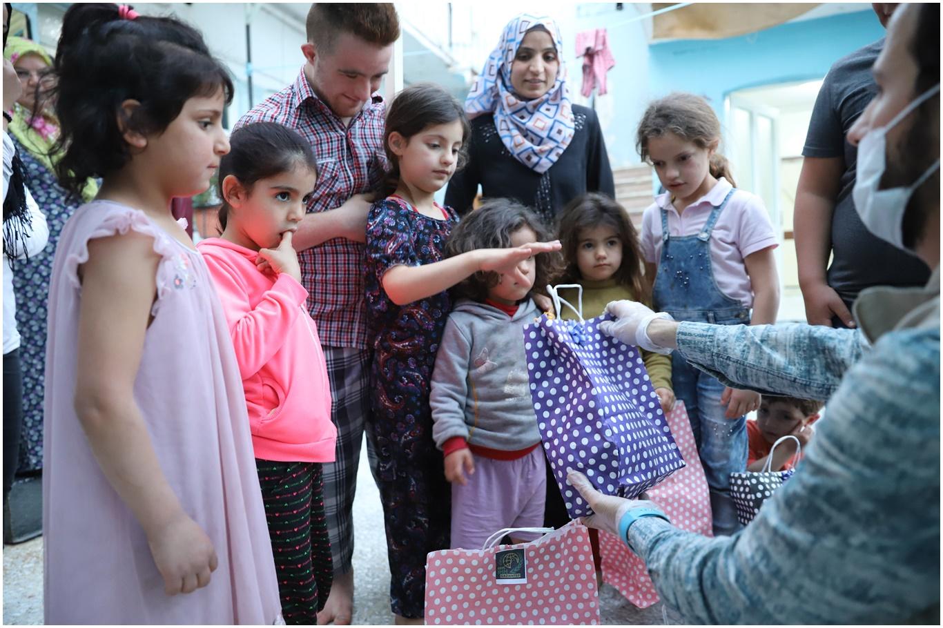 Kilis'te bin 500 yetim aileye iftariye verilip çocuklara oyuncak dağıtıldı